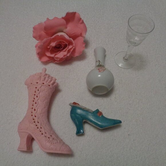 VINTAGE OLD PINK SHOE TINY BLUE SHOE TINY ETCHED GLASS SM GRAPES VASE LOT OF 4 - Picture 1 of 9